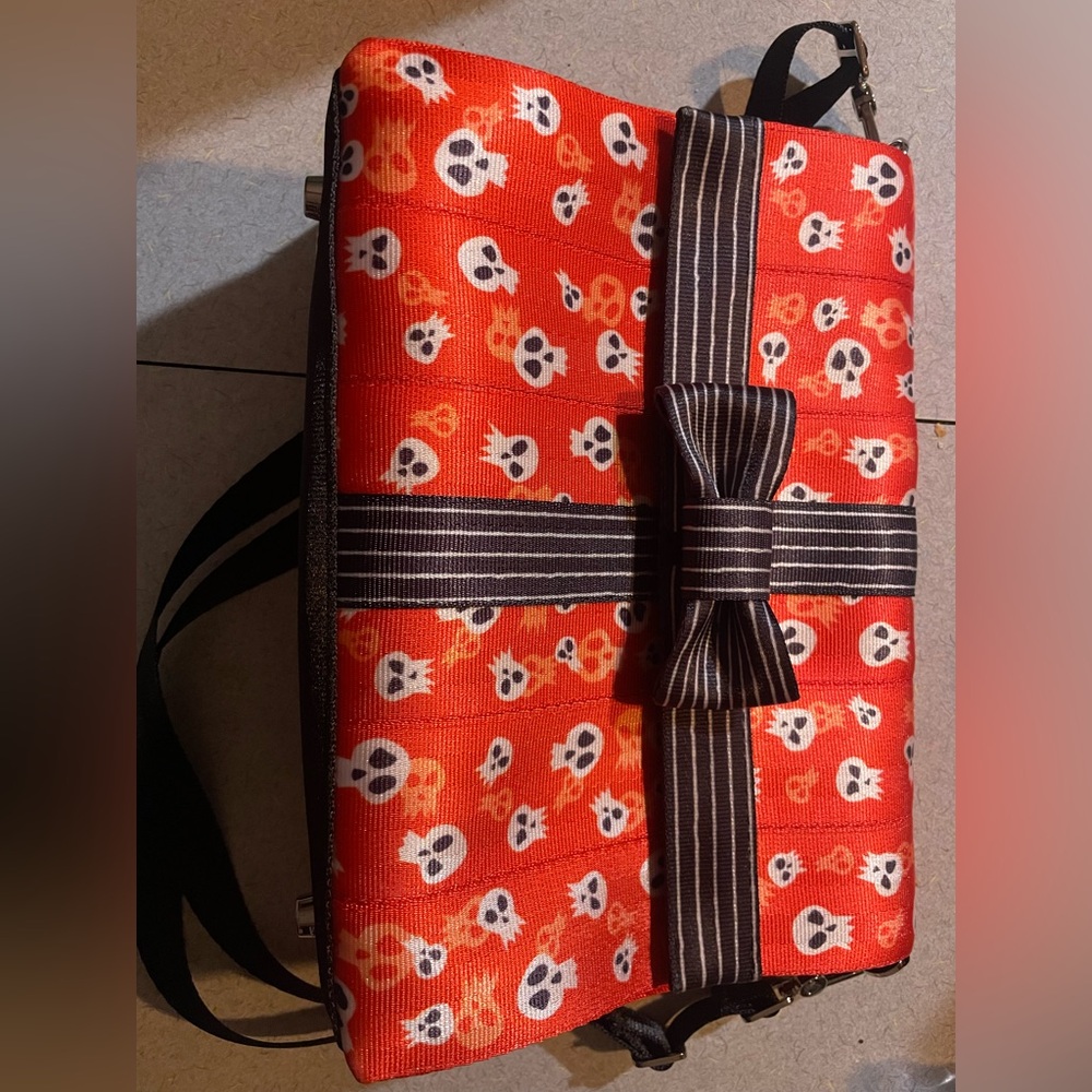 NWT Harveys Disney Nightmare Before Christmas Skulls Present bow crossbody